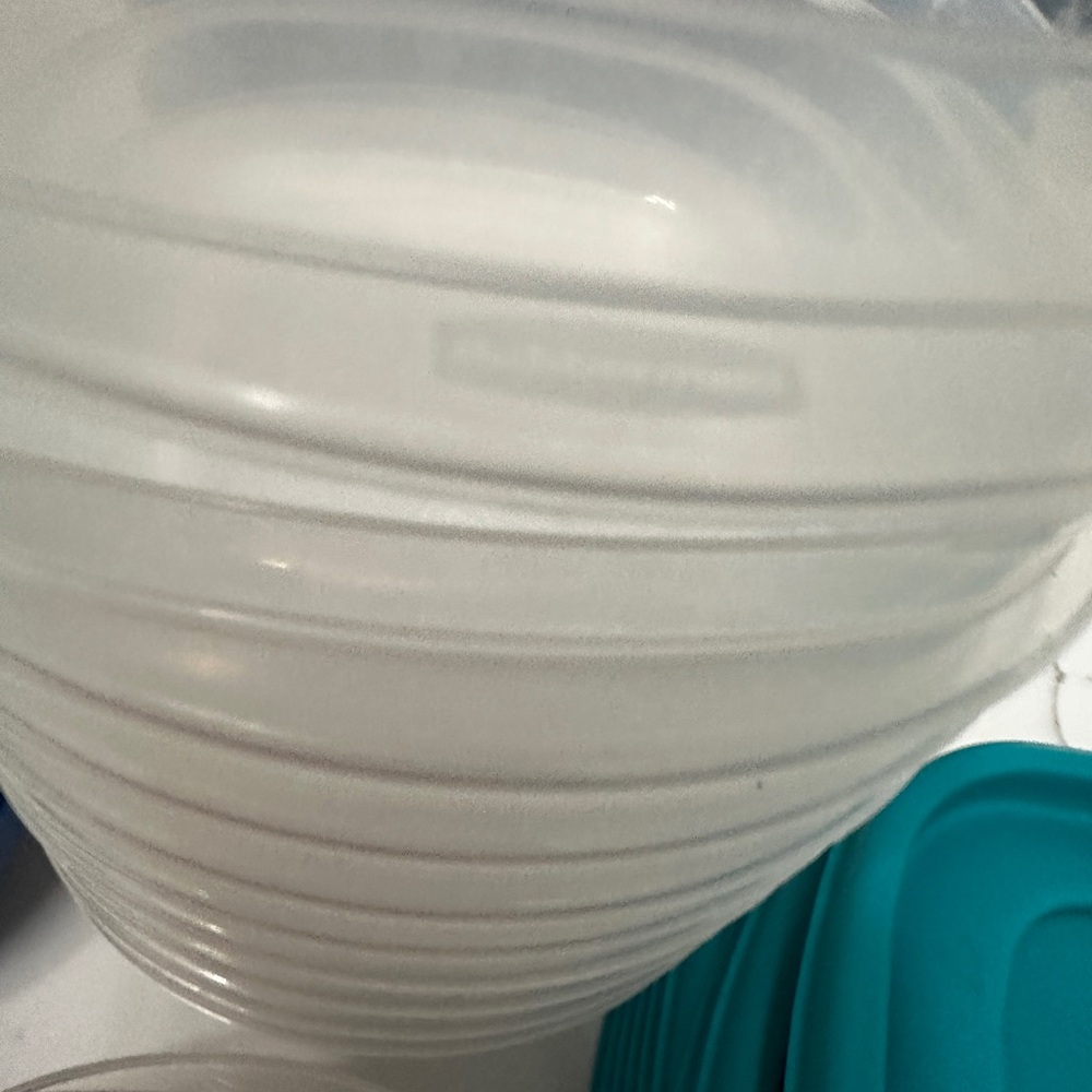18 pieces. New 8 Plastic Snack bowls and 10 Rubbermaid storage containers. - Picture 7 of 7